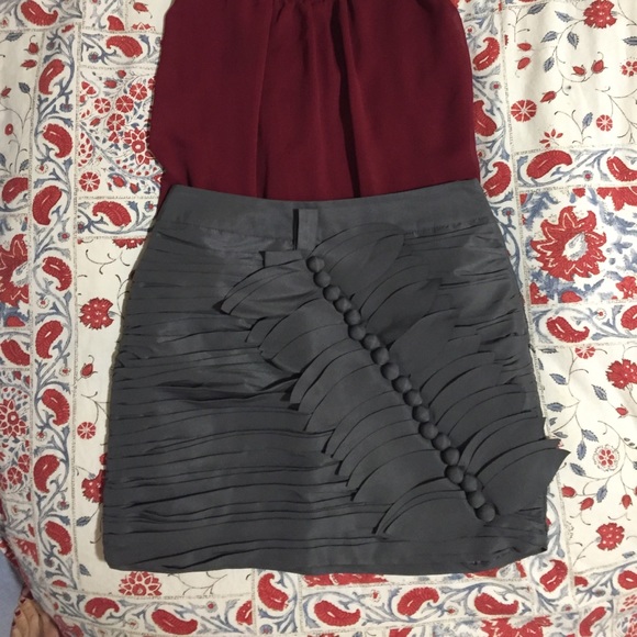 Adorable Grey skirt- Free Top! - Picture 5 of 6